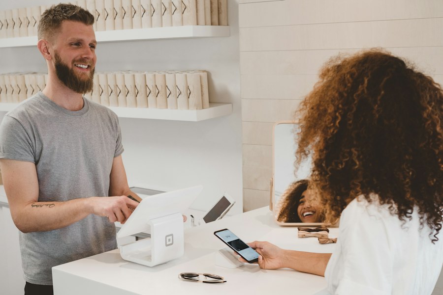 Cliente valorando su experiencia desde el teléfono móvil