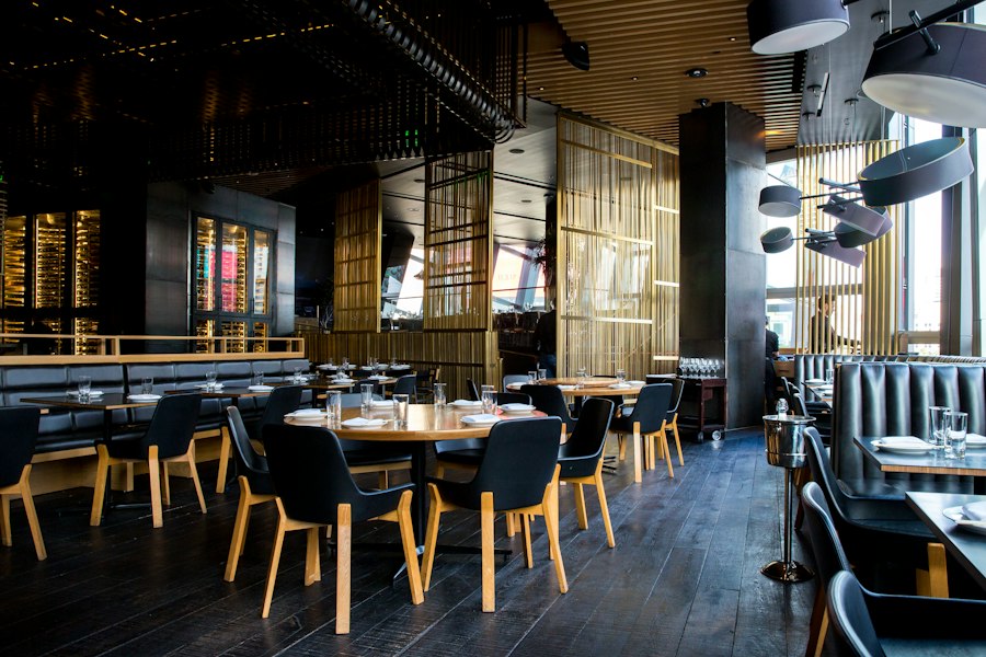 Sala de restaurante gastronómico con mesas preparadas