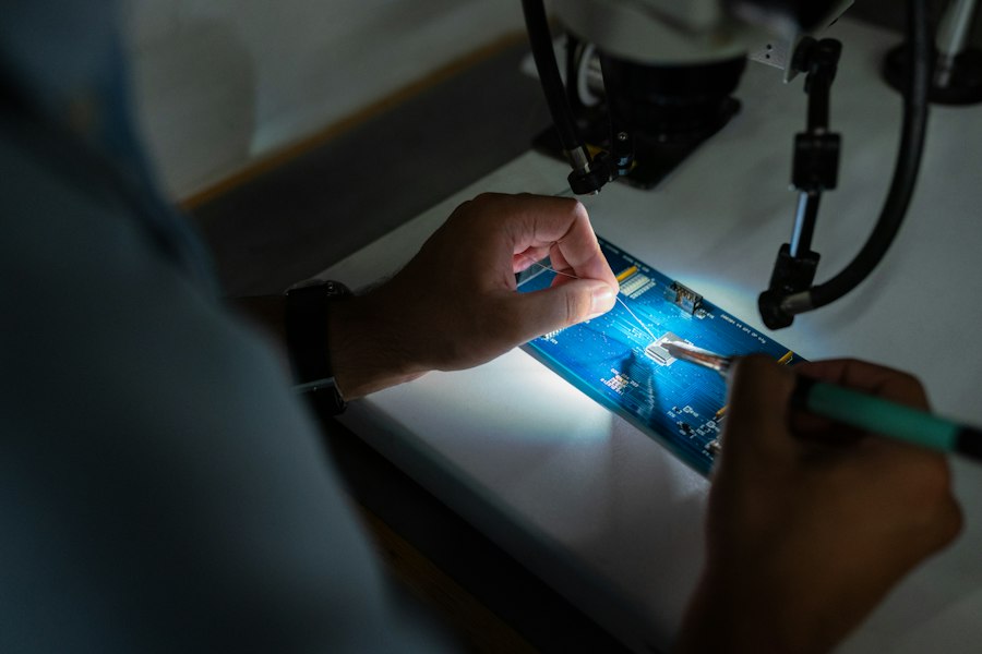 Técnico profesional registrando orden de trabajo en tablet